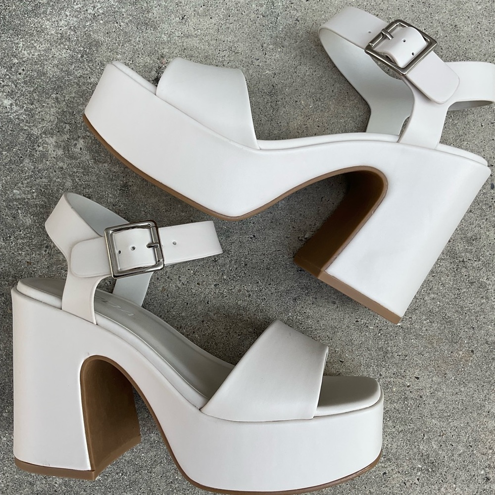 White platform heel app 1.5@toe & 4”@heel with ankle strap TTS soda brand